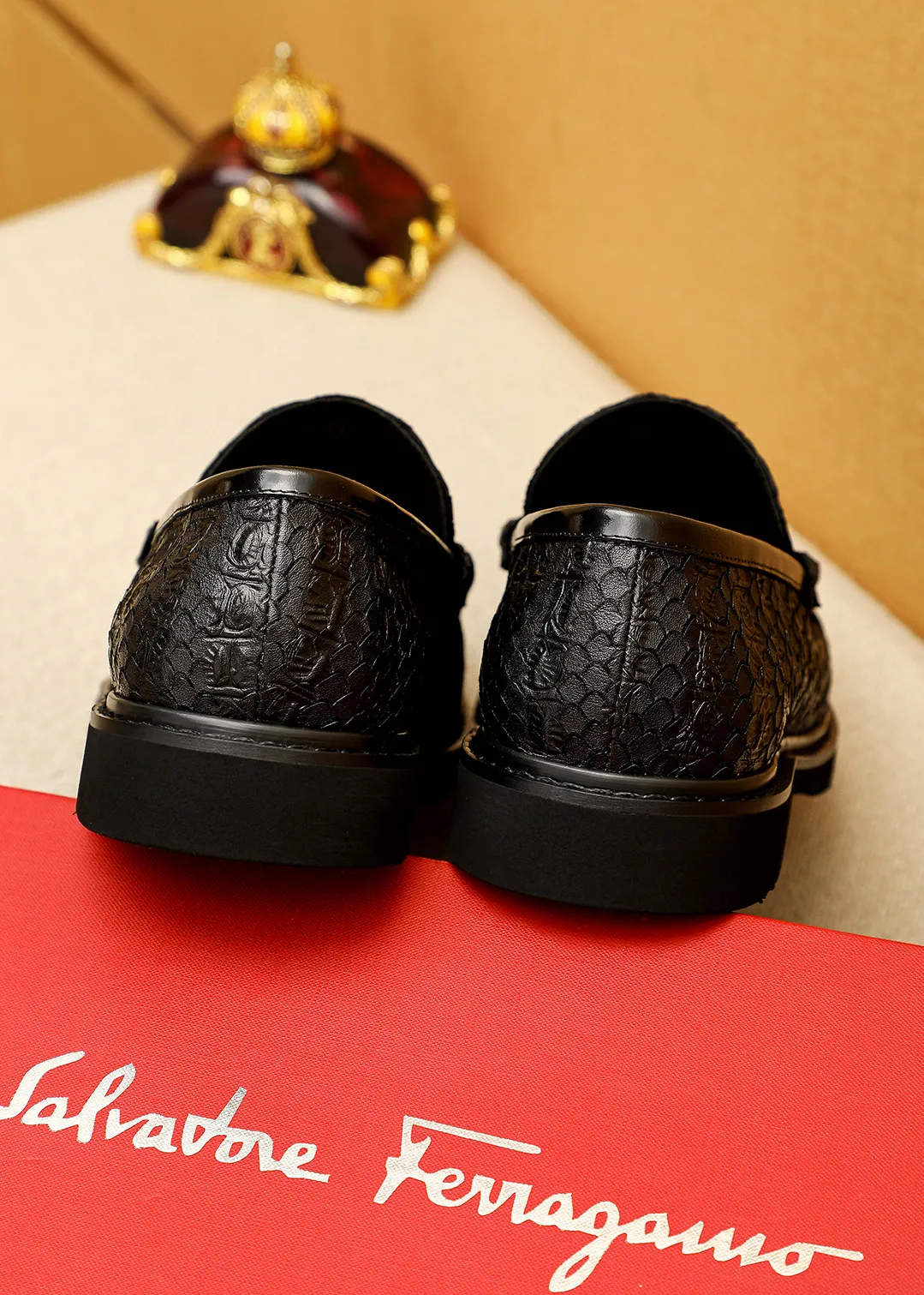 Men's shoes 💰520 💐 Product trademark: Ferragamo "Ferragamo" casual leather shoes Regular size: 38-44 (45.46🉑️customized) Product materials: Selected imported first-layer calfskin embossed upper + original hardware buckle, imported water-dyed cow leather lining. Strong three-dimensional visual effect, original outsole color: 1⃣️color optional
